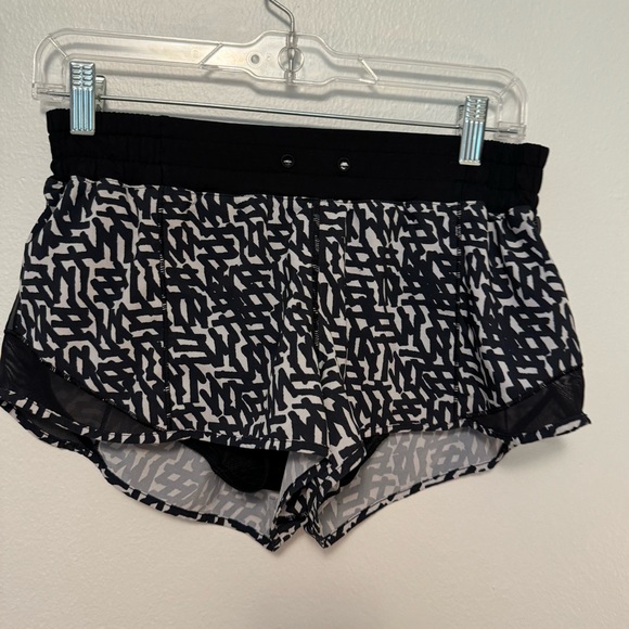 2.5” Lululemon net pop hotty hot shorts in white and black. Size 6. - Picture 8 of 14